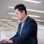 img-apply-man-at-computer-lg